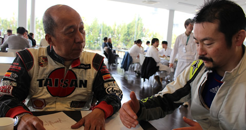 ランチタイムにはレース秘話も