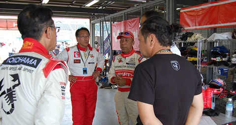 レース前の真剣な打ち合わせ